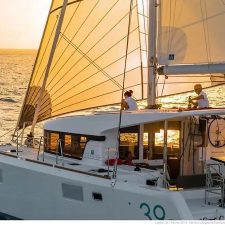 Une Nuit De Reve Sur Un Catamaran Au Centre-ville La Rochelle