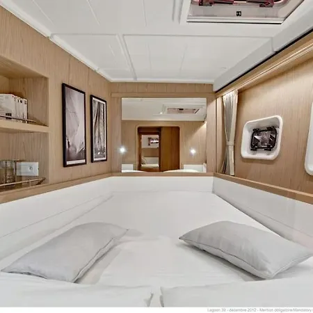 Une Nuit De Reve Sur Un Catamaran Au Centre-ville *