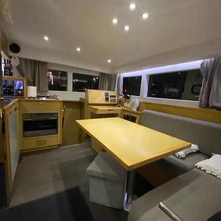 Une Nuit De Reve Sur Un Catamaran Au Centre-ville *